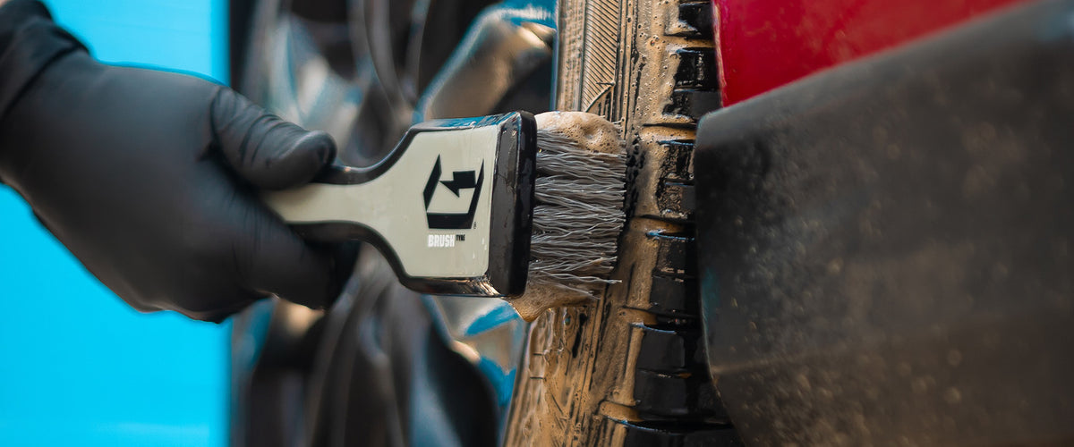 Tyre brush agitating Cleanse on a tyre sidewall