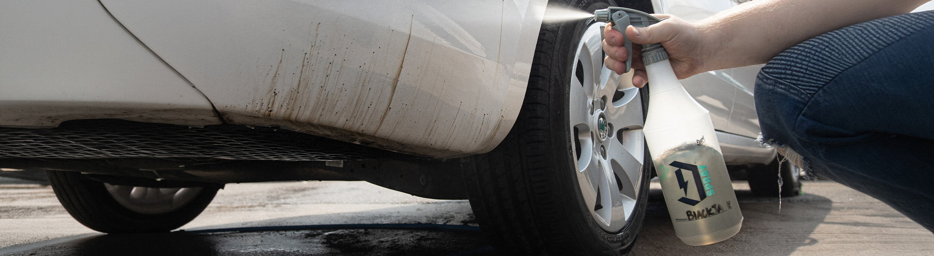 Removing road tar from car paint using BlackJack tar and glue remover