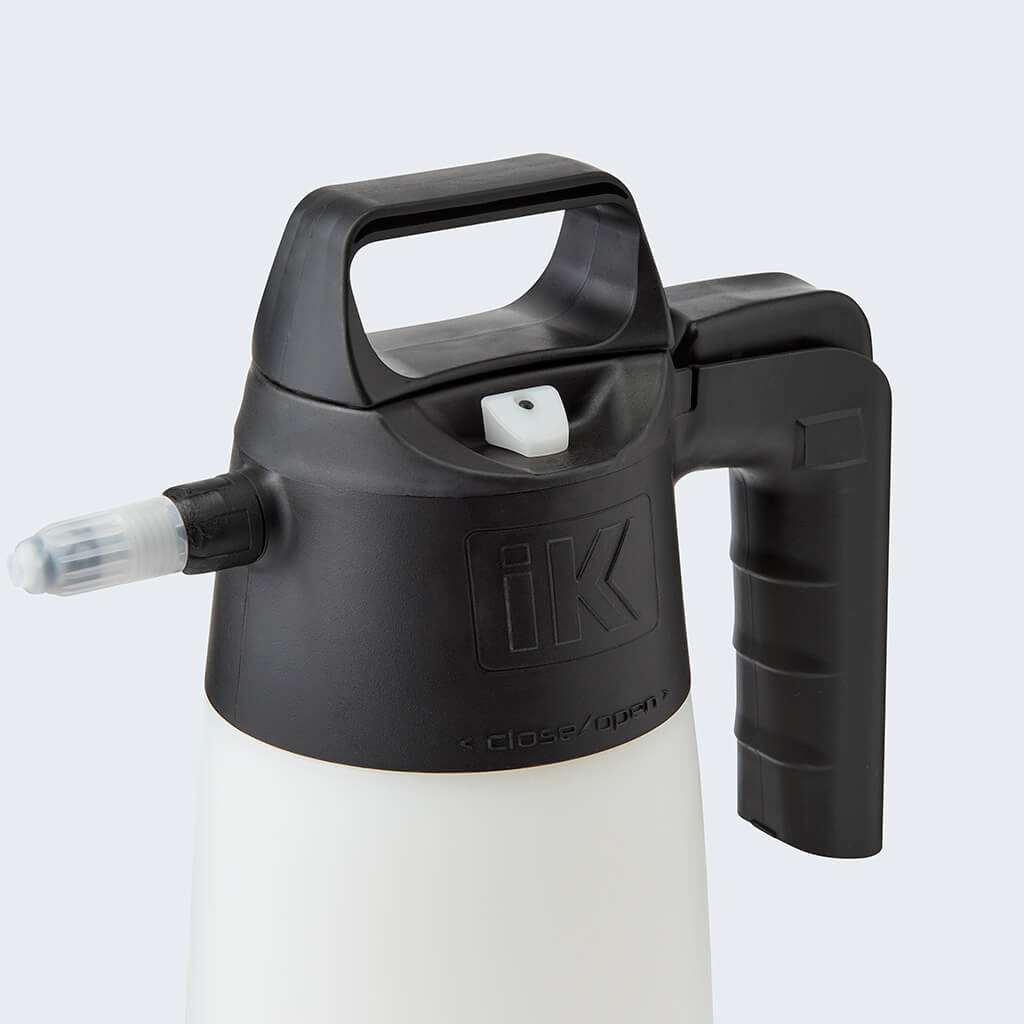 IK Sprayer MULTI 1.5 top detail with branding